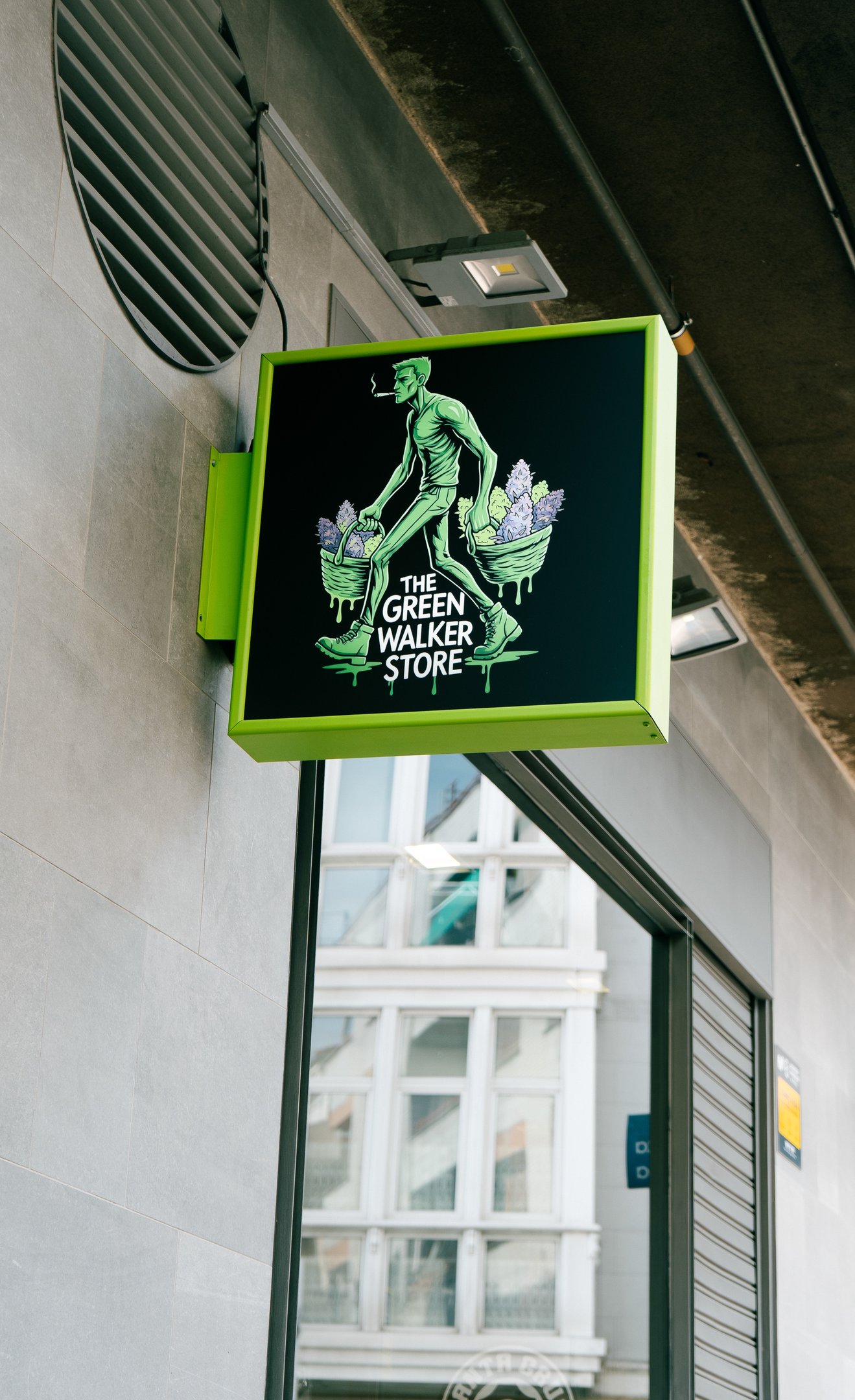 Cartel de la tienda f&iacute;sica The Green Walker Store en Vitoria-Gasteiz